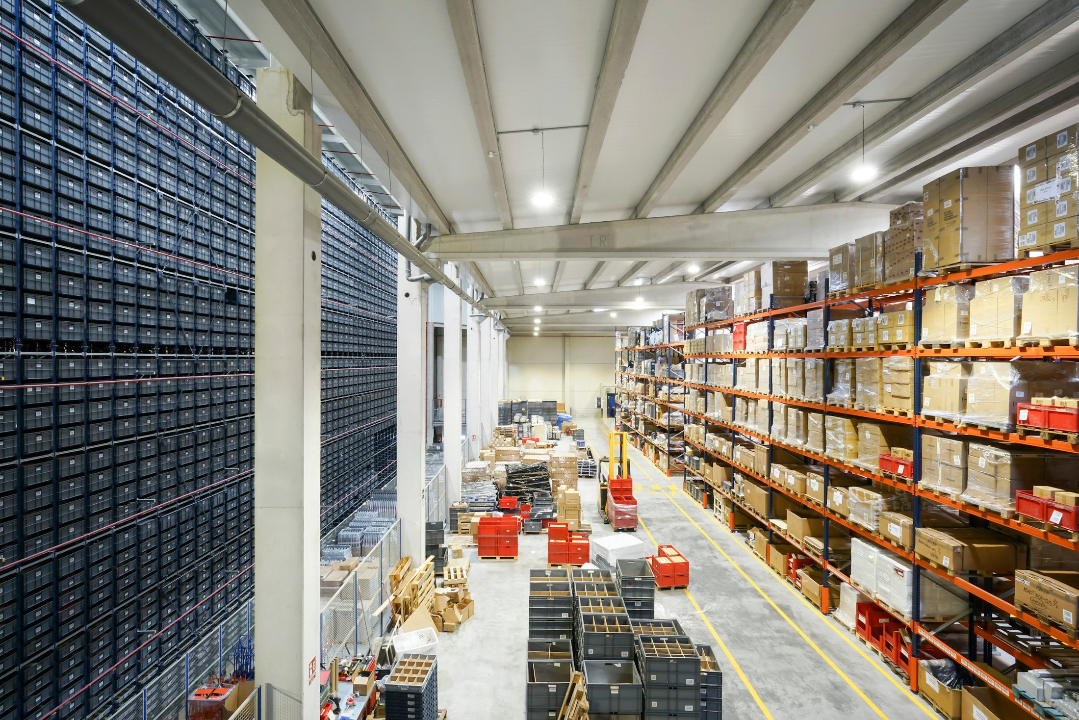 Magazijn met industriële voorraad op stellingen - RBM-Trading